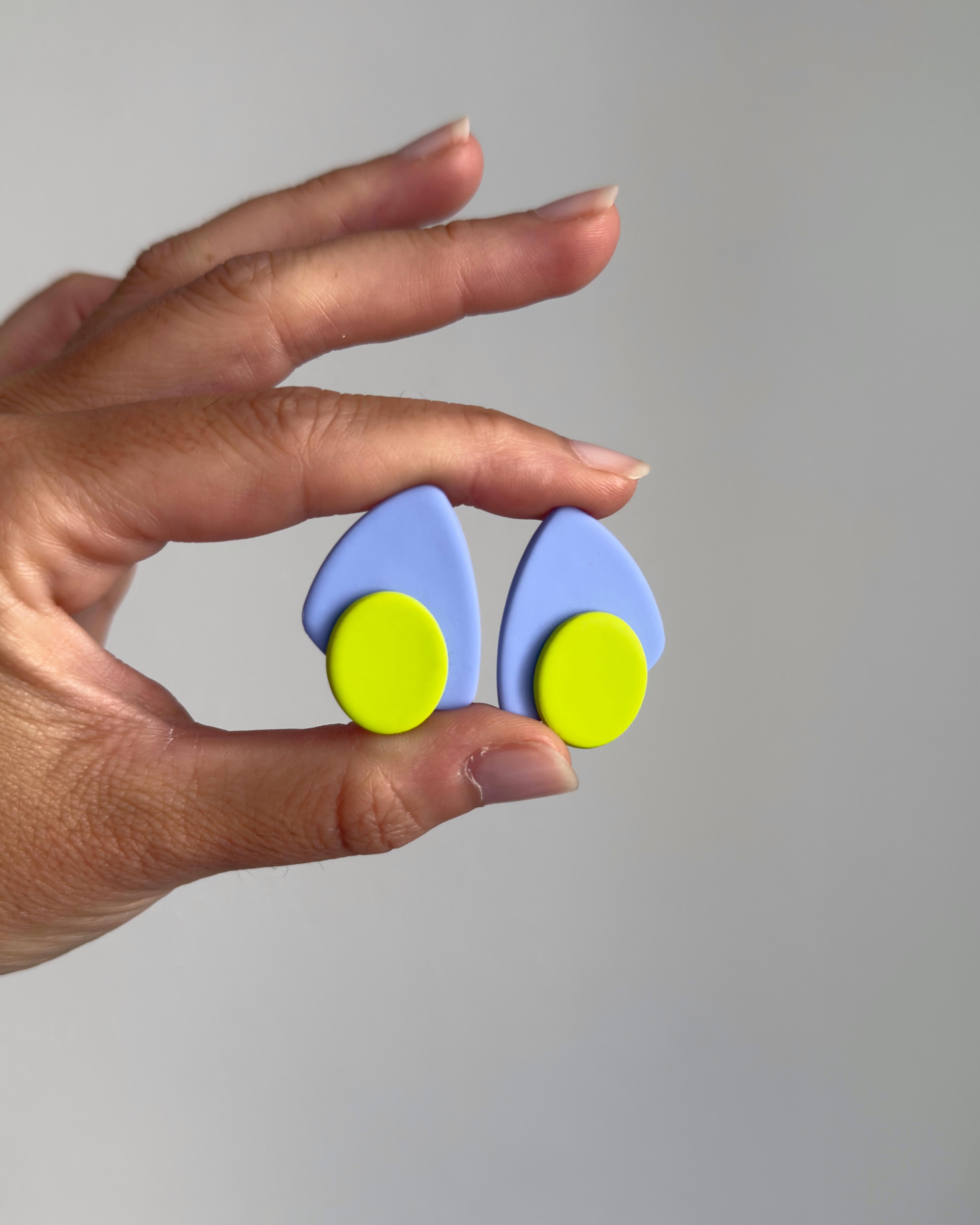 Los nuevos pendientes hechos a mano de arcilla polimérica llamados Txikis en colores azul y verde lima