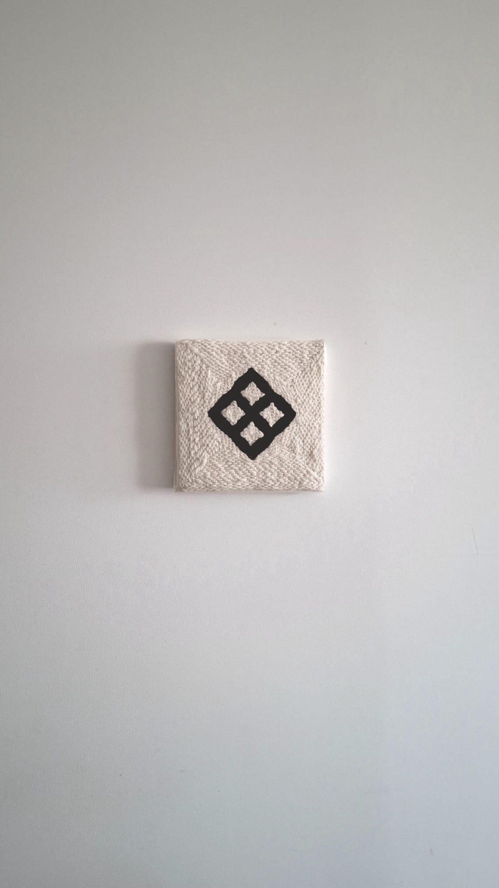 Cadres textiles faits main en punch needle, inspirés du symbole Adinkra Eban