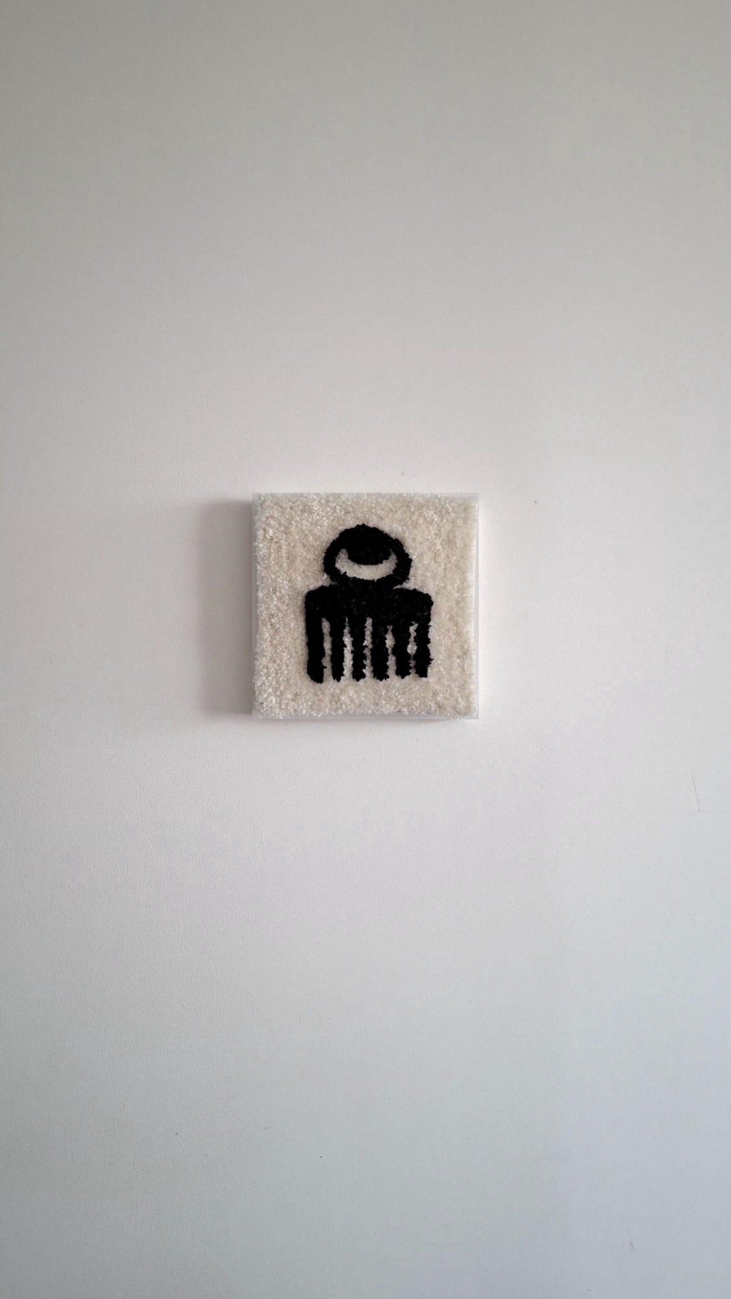 Cadres textiles faits main en punch needle, inspirés du symbole Adinkra duafe