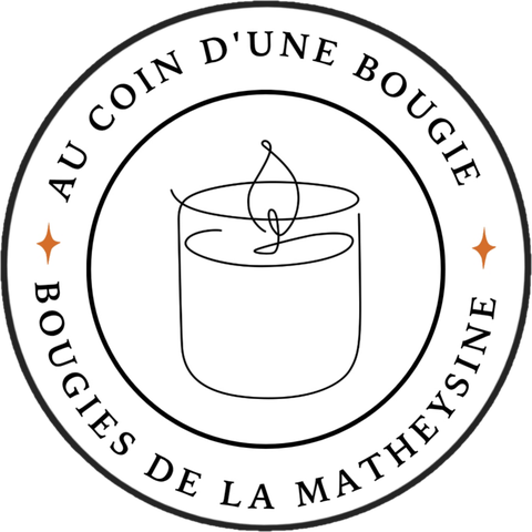 La société au coin d'une bougie est très prenante sur les conditions de fabrication des bougies. La société utilise des produits 100% naturels. Les matières premières sont uniquement de la cire végétale (soja coco et d'olive), les meches en coton sans plomb. Les verres sont réutilisable. La société est respectueuse de l'environnement et les bougies sont fabriquées à la main dans un atelier sain au cœur des Alpes françaises.