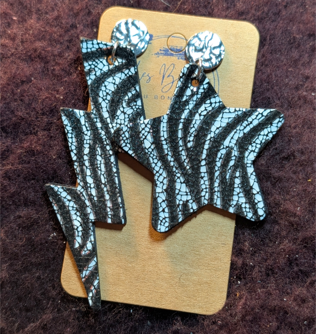 Boucles d'oreilles en cuir recyclé fabriquées à la main en Normandie.