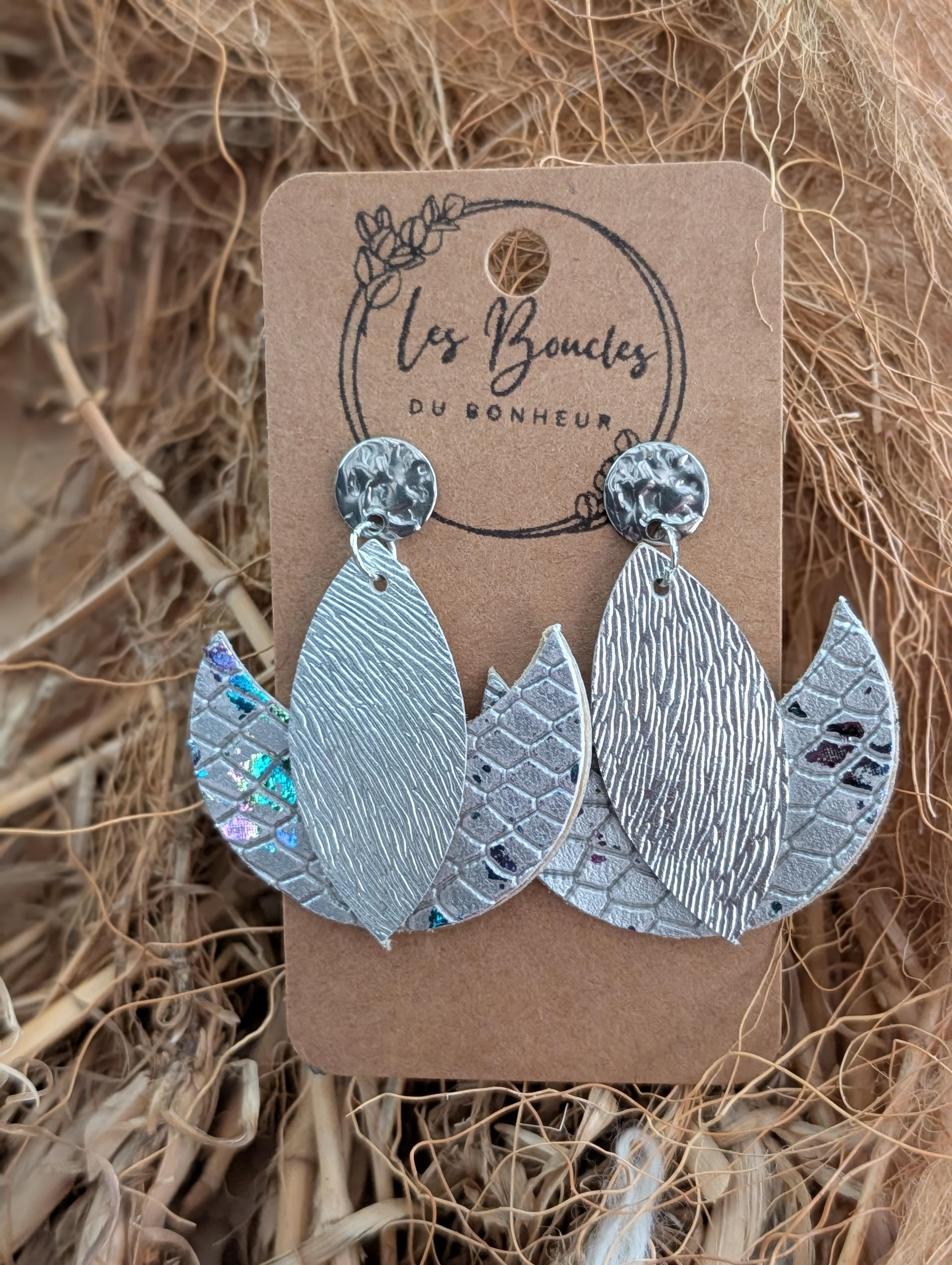 Boucles d'oreilles artisanales en cuir recyclé, fabriquées à la main en Normandie. Des pièces uniques, légères et écoresponsables pour celles qui aiment l'originalité et l'artisanat local.

**Portez l'unique, choisissez l'écoresponsabilité.**