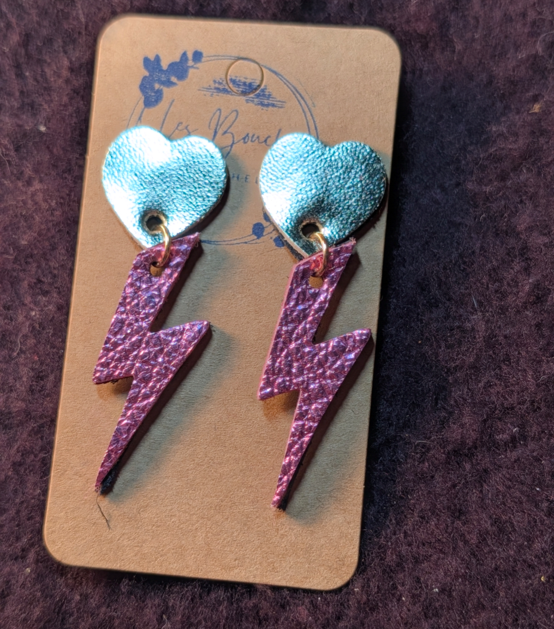 Boucles d'oreilles en cuir recyclé fabriquées à la main en Normandie.