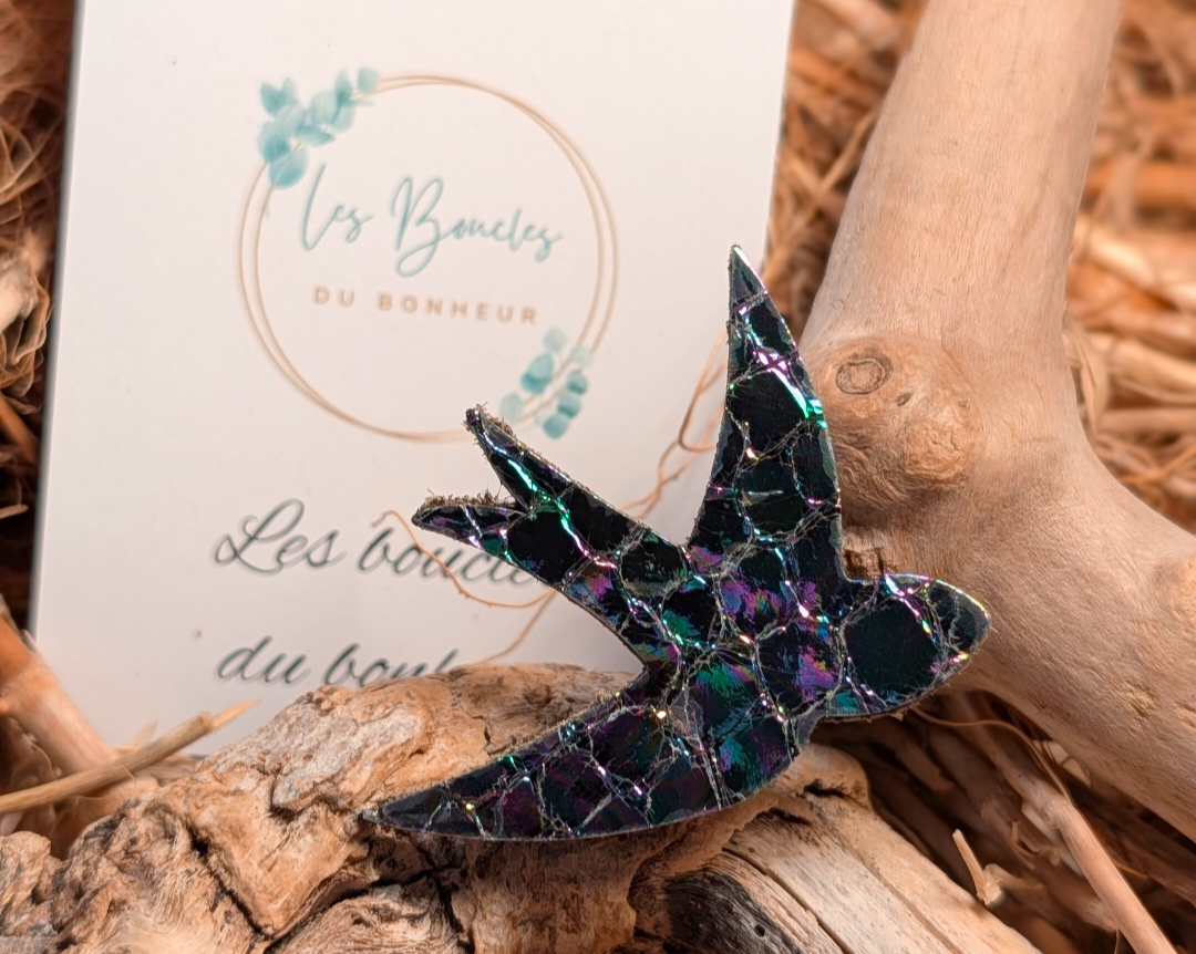 Broche en cuir recyclé fabriquées à la main en Normandie.