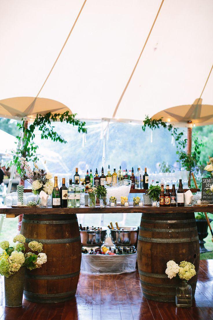 Bar à cocktails L'Atelier du 7 dressé sur des tonneaux pour un mariage en extérieur