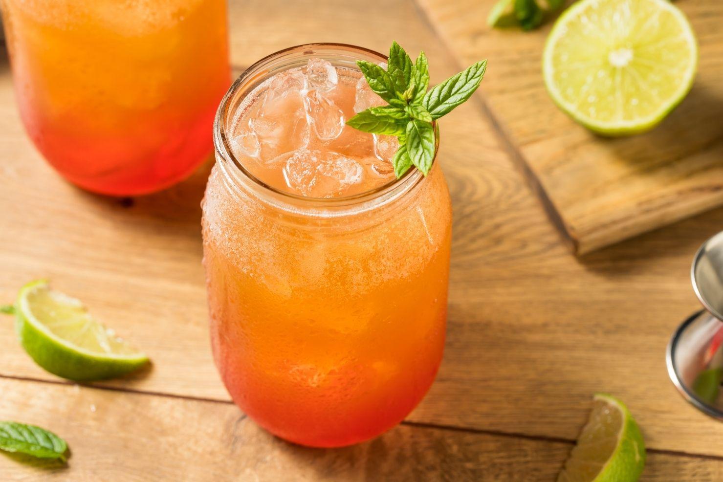 Cocktail RTD artisanal L'Atelier du 7 servi avec glaçons et menthe fraîche