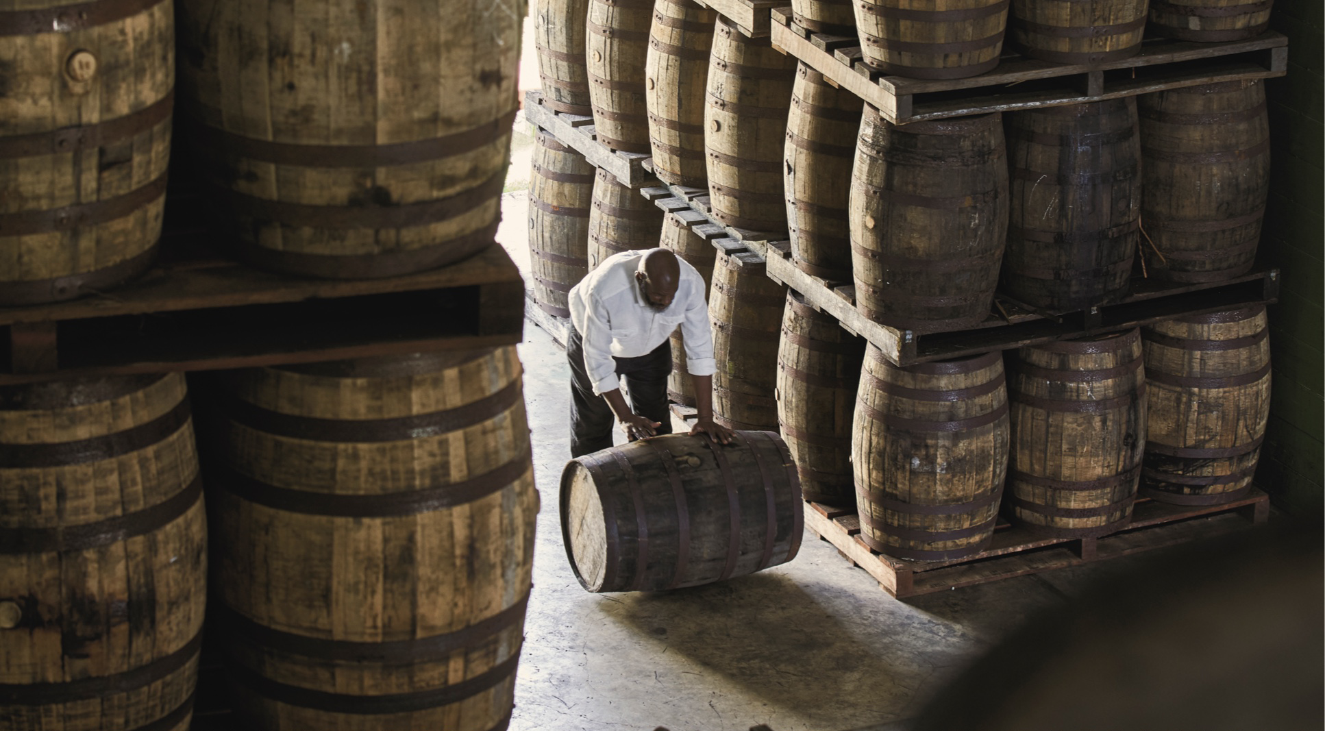 Fûts de rhum vieillissant dans un entrepôt, sélection de rhums L'Atelier du 7