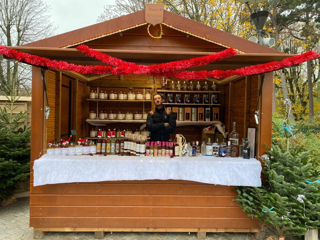 Stand L'Atelier du 7 sur un marché nocturne, vente au détail de cocktails et rhums