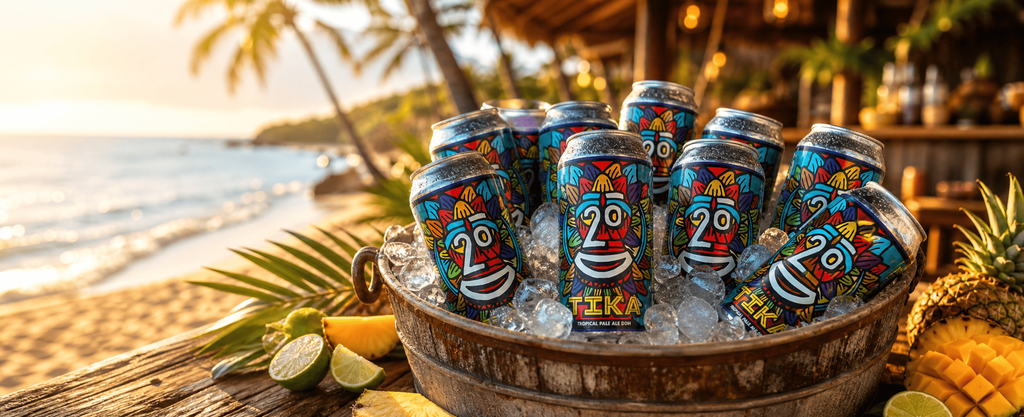 Canettes de bière artisanale Tika Tropical Pale Ale de L'Atelier du 7 sur une plage tropicale