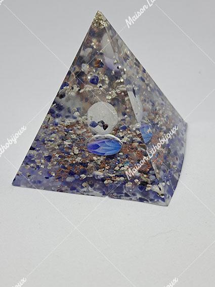 Orgonite pyramide en Sodalite et Quartz