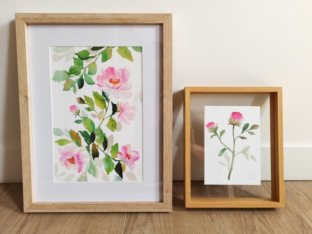 Deux reproductions encadrées d'aquarelles : l'une intitulée 'Rosiers', l'autre 'Roses'.