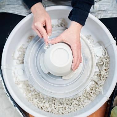 Laurence Franceschini céramiste artisan d'art / tourneuse grès et porcelaine / cours de poterie Thônes, 74 Haute-Savoie, France / Crédit Photo : Jan Hettenkofer