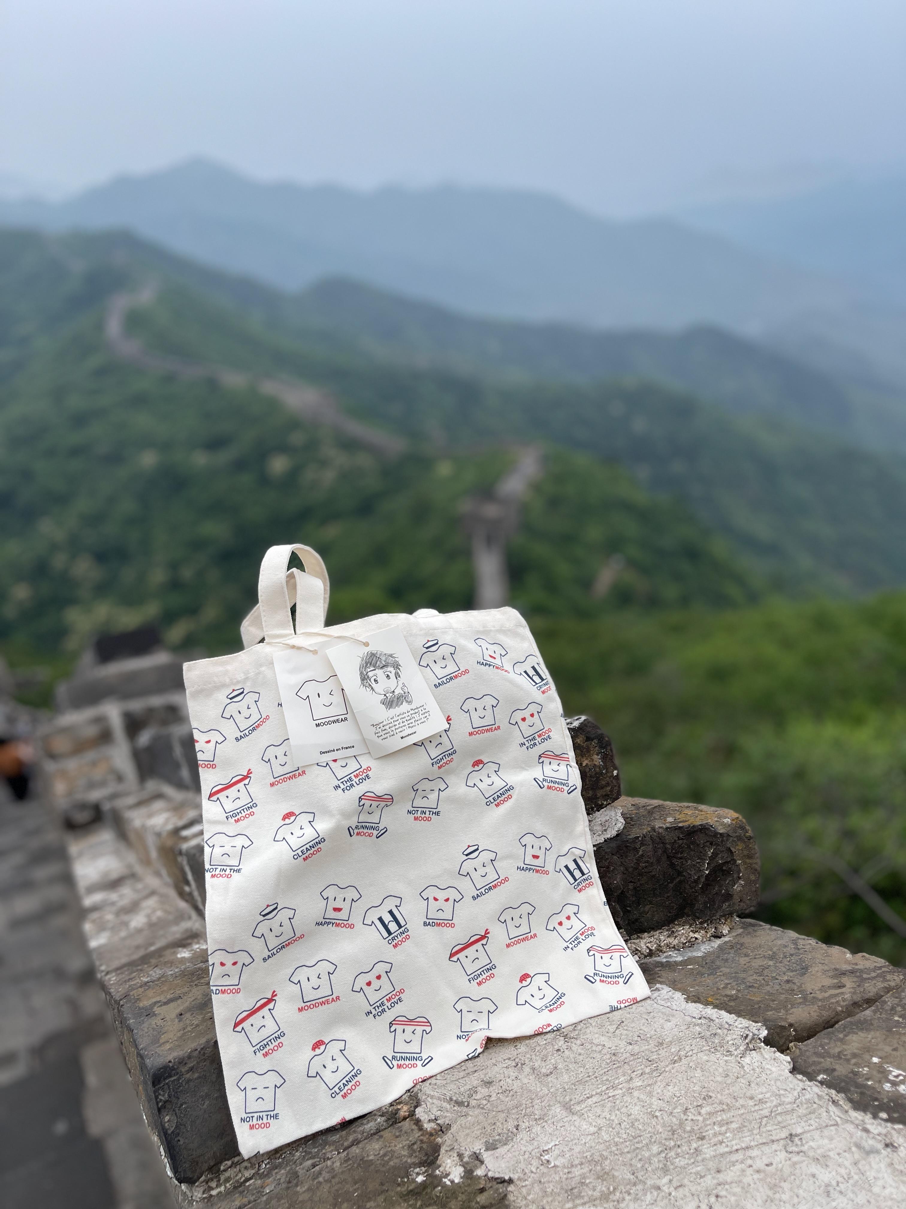 Le tote bag Moodwear sur la grande muraille de Chine
