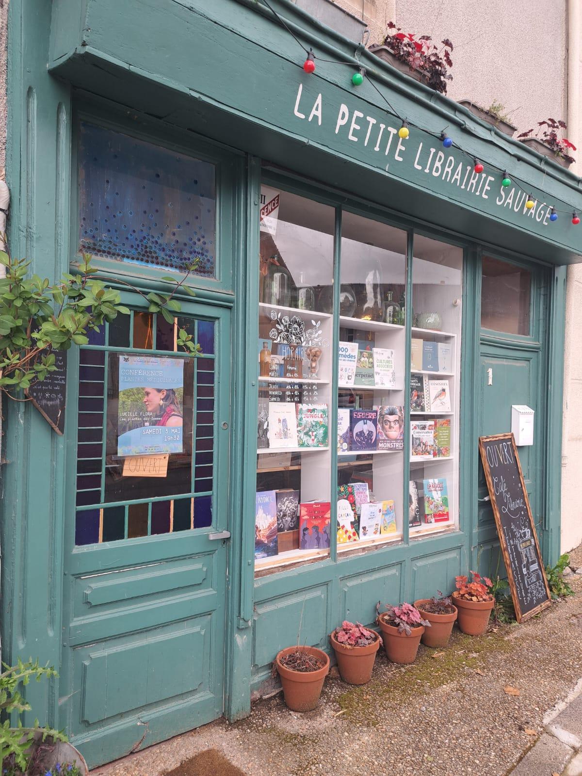 Façade de la librairie La Petite Librairie Sauvage