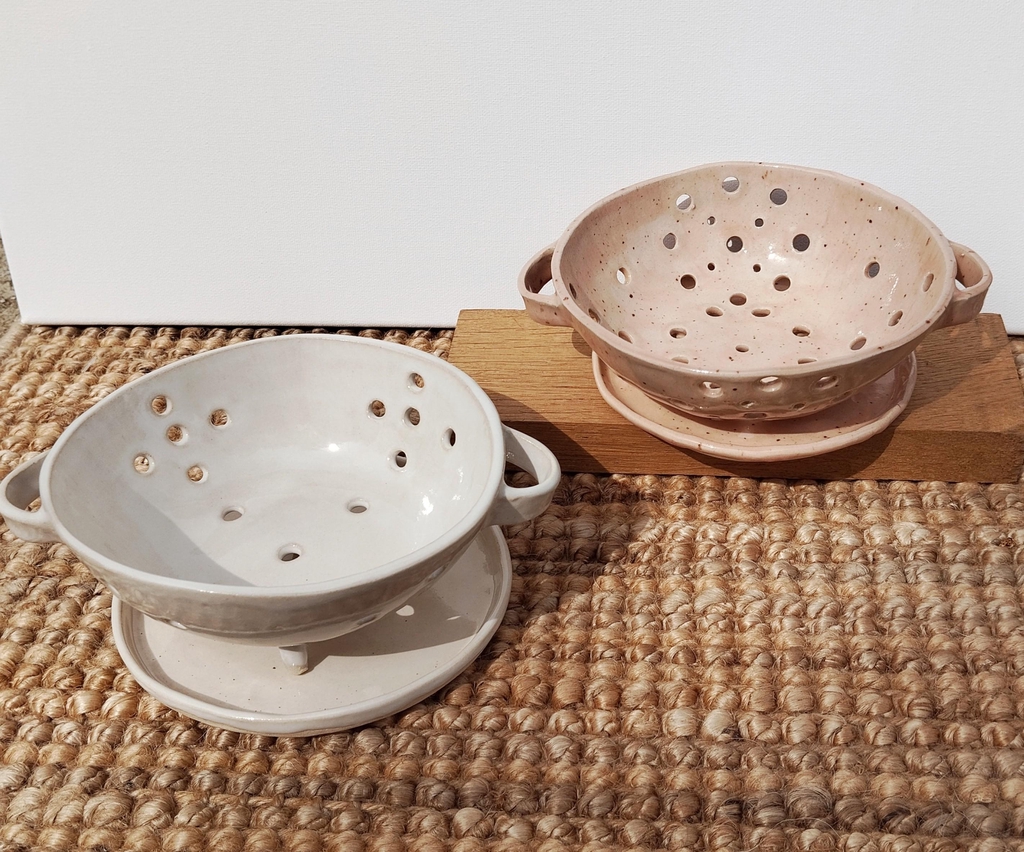 deux passoires à fruits en blanc et rose morganite