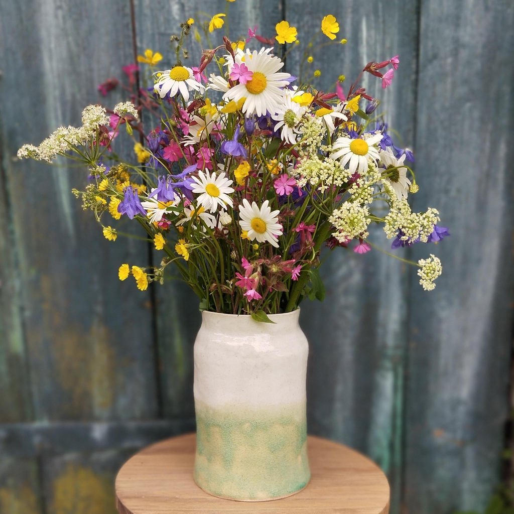 Vase avec bouquet de fleurs sechés