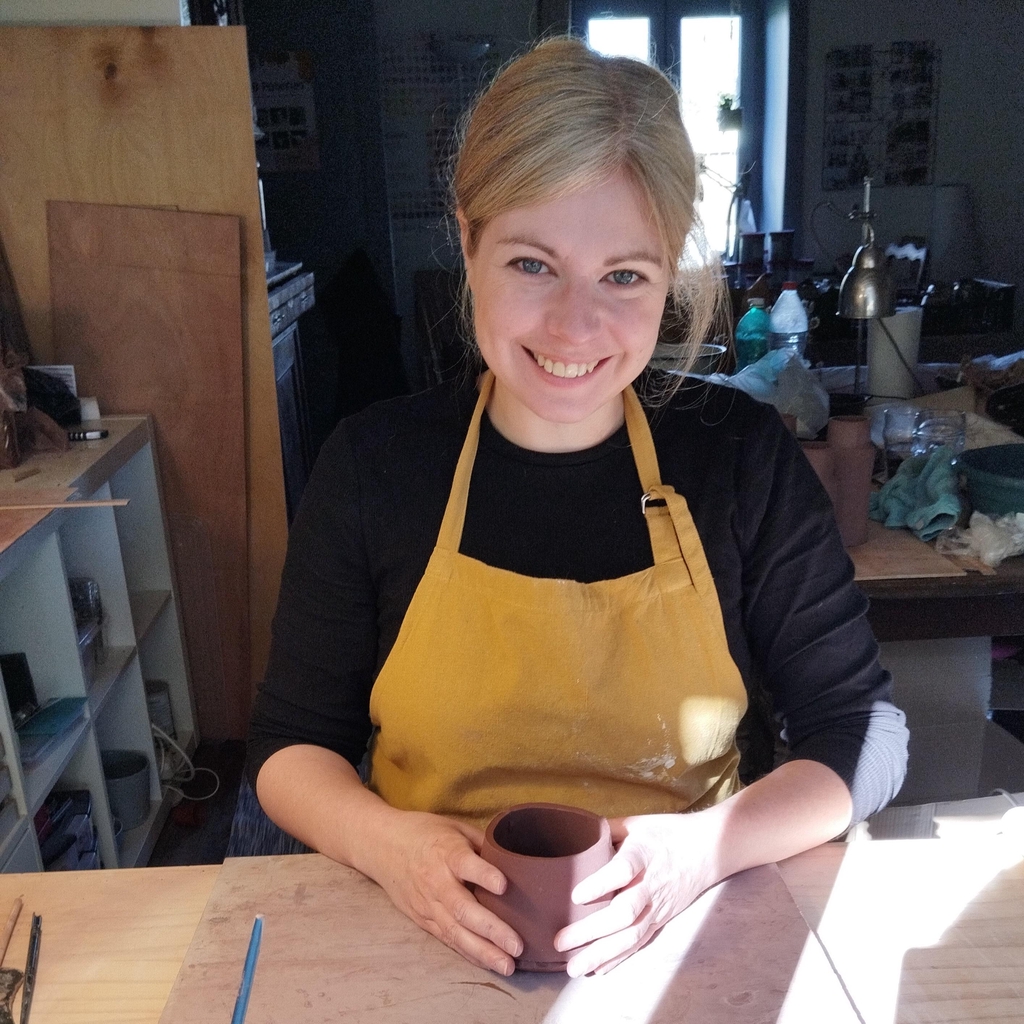 Création d'une poterie en grès modelée à la main par Nathalie de NB Poteries