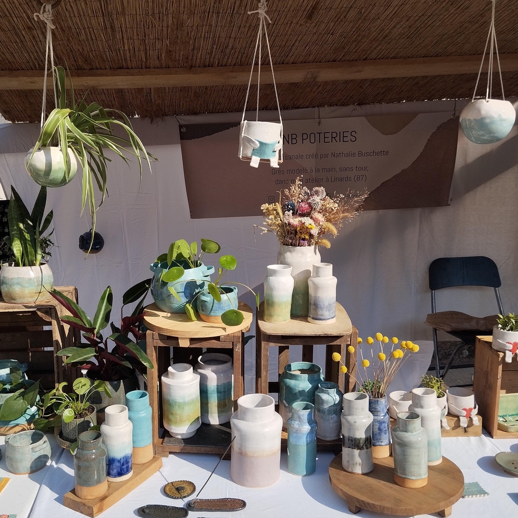 Stand d'exposition de NB Poteries présentant des céramiques artisanales en grès