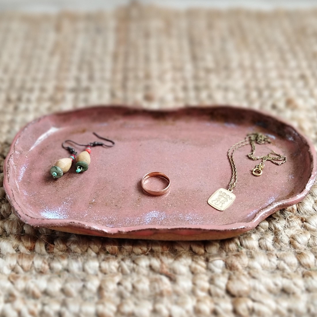 Coupelle rose avec bijoux