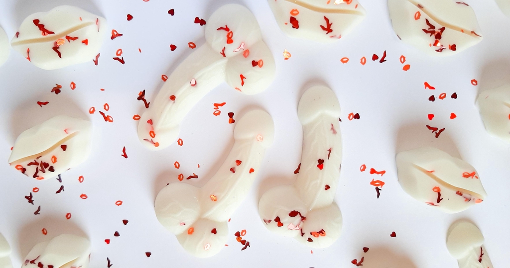 White novelty penis and lips fragranced wax melts with red valentines glitter. Funny, cheeky wax melt willy's hen party favours and birthday gifts. Set the mood and create a fragrant atmosphere.