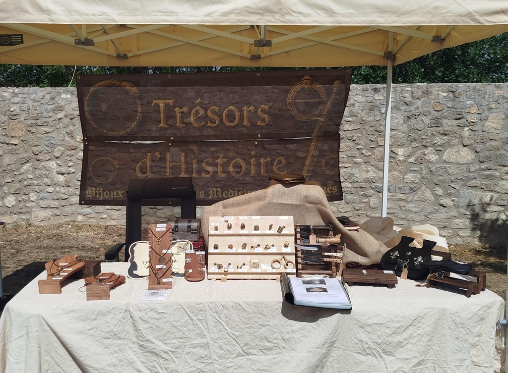 Boutique de bijoux historiques : reproductions médiévales, vikings et antiques. Idéal reconstitution ou cadeau original. Livraison rapide.