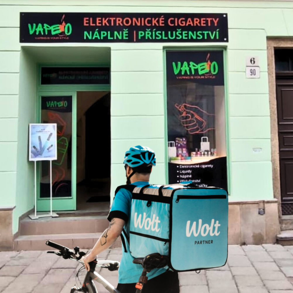 Na fotografii je kurýr woltu na kole před prodejnou VAPEO v Jihlavě