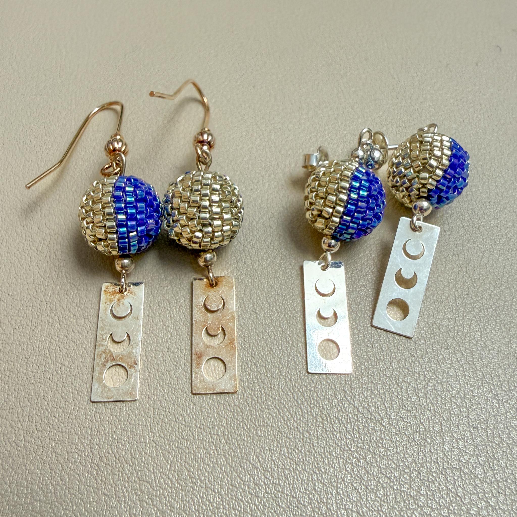Comparaison de deux paires de boucles d'oreilles Élycéa Phases argentées avec perles tissées bleues : paire de gauche oxydée par un mauvais rangement, paire de droite conservée dans son écrin