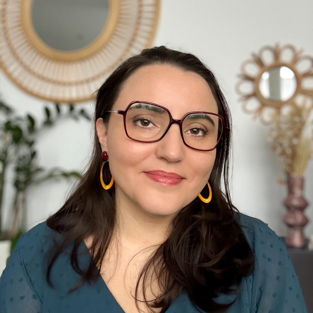 Caroline créatrice de la marque Élycéa de boucles d'oreilles en perles tissées