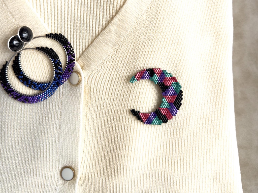 Broches en perles tissées à la main