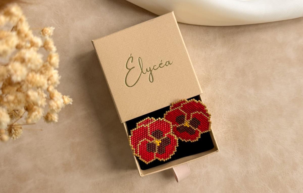 Paire de Boucles d'Oreilles en Perles Tissées. Forme Pensée Rouge. Marque Élycéa.