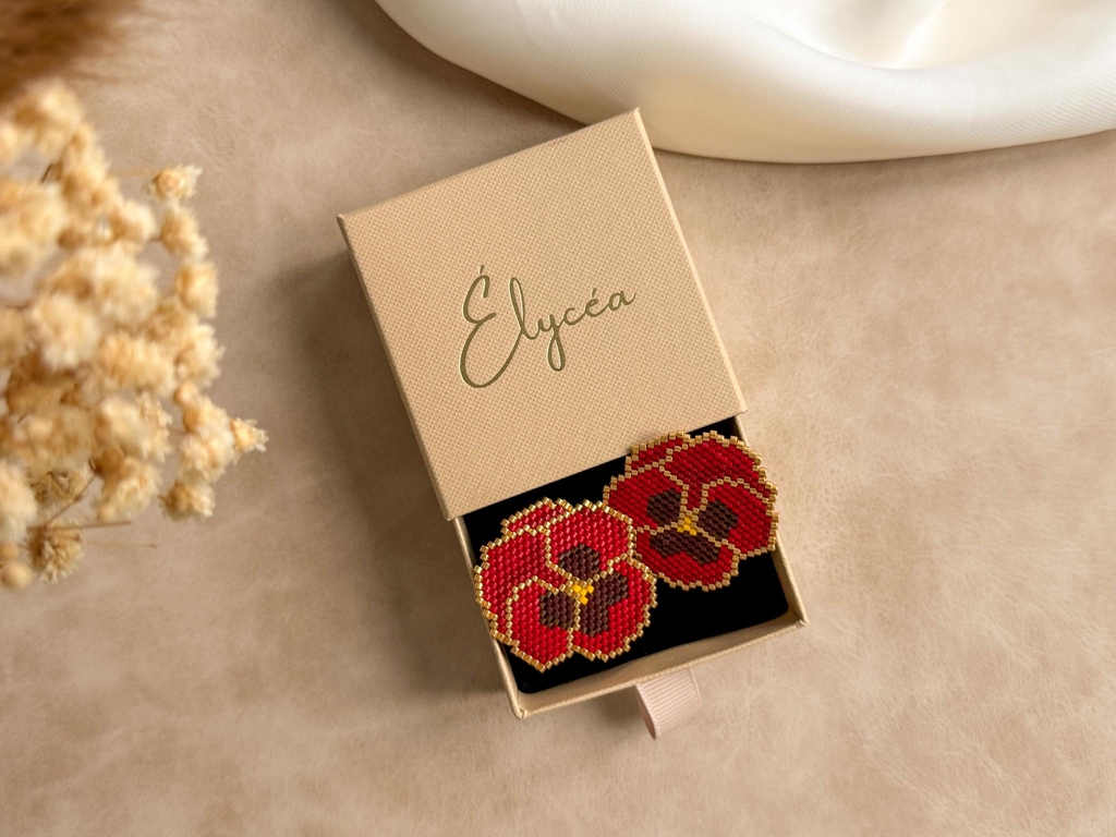Paire de Boucles d'Oreilles en Perles Tissées. Forme Pensée Rouge. Marque Élycéa.
