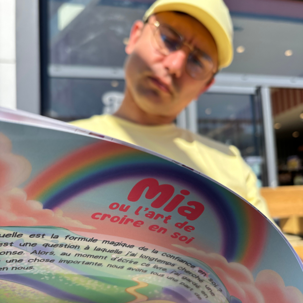 Kevin créateur d'Azalys, lit un exemplaire de "Mia ou l'art de croire en soi".