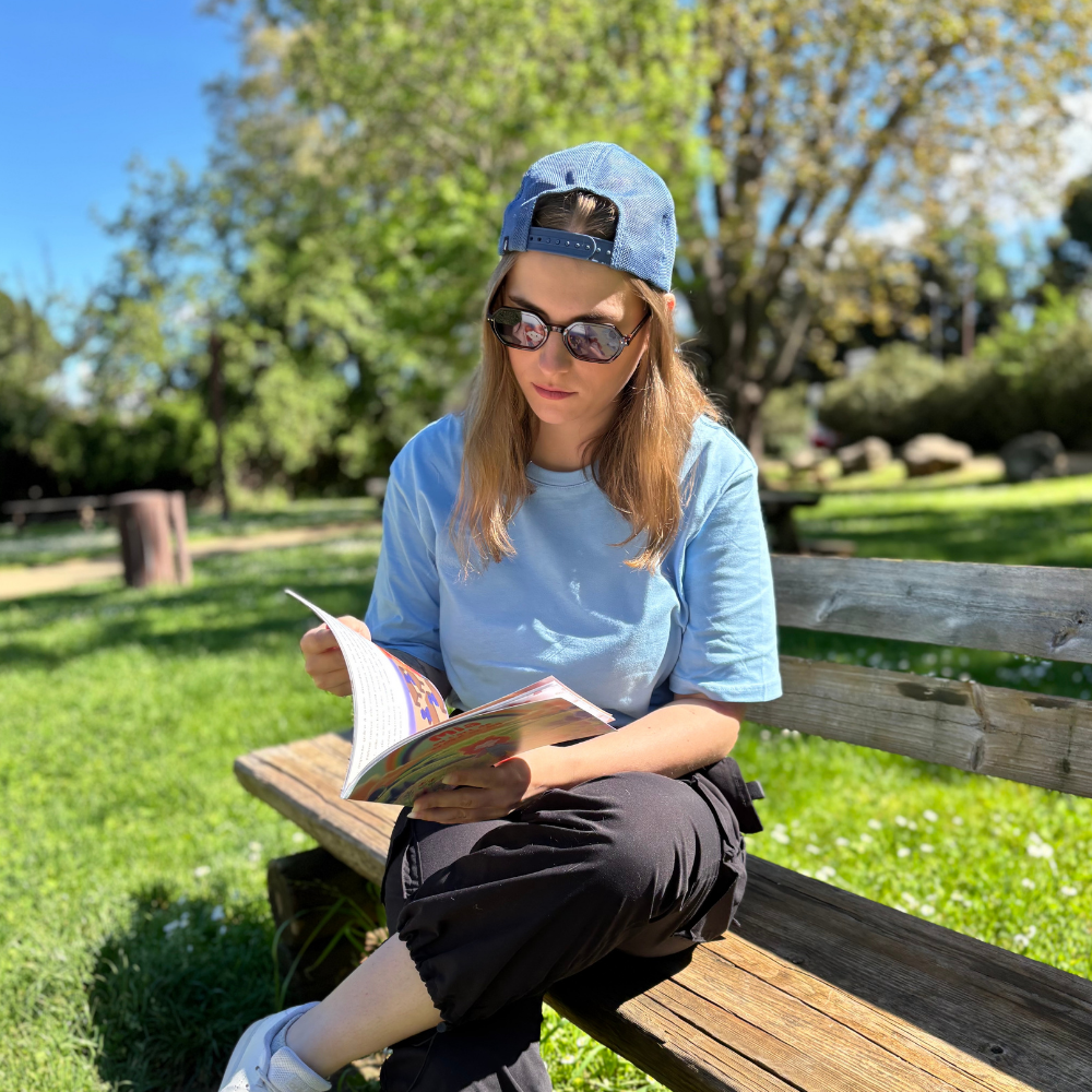 Adeline la créatrice d'Azalys qui lit un exemplaire de "Mia ou l'art de croire en soi"