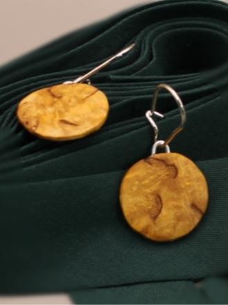 Korut on tehty puusta, visakoivusta, omenapuusta, tervalepästä. Hiottu luonnonvoimaa kunnioittaen muotoonsa. 
Niiden paino hopea osien kanssa on alle 3g, ovat höyhenen keveitä.