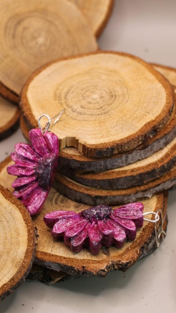 Uniikit korut on tehty puusta visakoivusta hioen ja valaen, hiottu, maalattu ja koruhartsi pinnalle. Korut ovat todella kevyet, paino aina alle 4g. Hopea osilla. 