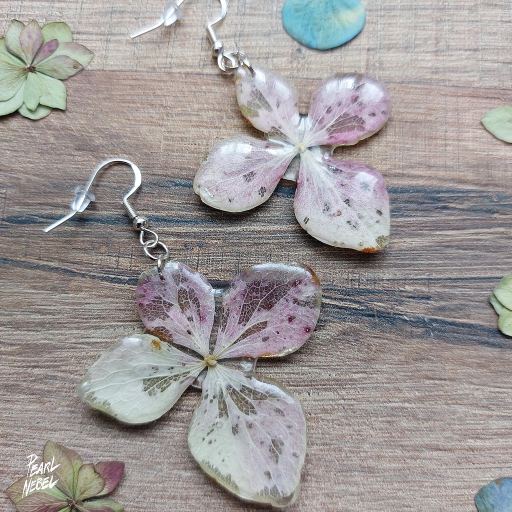 Boucles d'oreilles en fleur d'hortensia roses et blanches