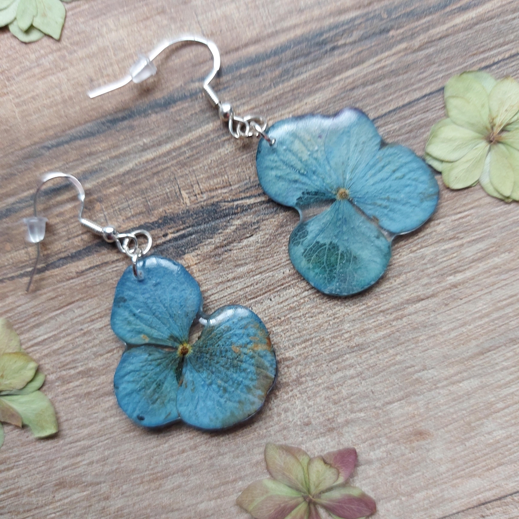 Passionnée par les plantes et la nature, elle dessine ses propres bijoux et travaille les fleurs, qu'elle récolte pour créer des bijoux sous forme de broches et de boucles d’oreilles.