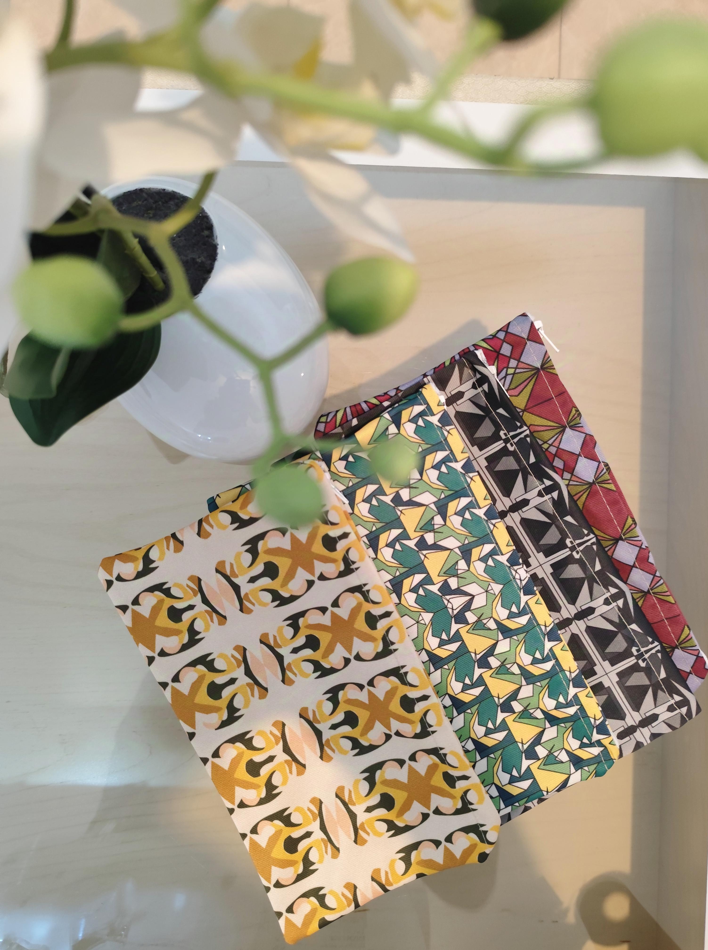 Ces trousses colorées, sont fabriquées avec soin pour un style unique et moderne. Idéales pour ranger vos accessoires, elles se déclinent en plusieurs designs élégants et vibrants.