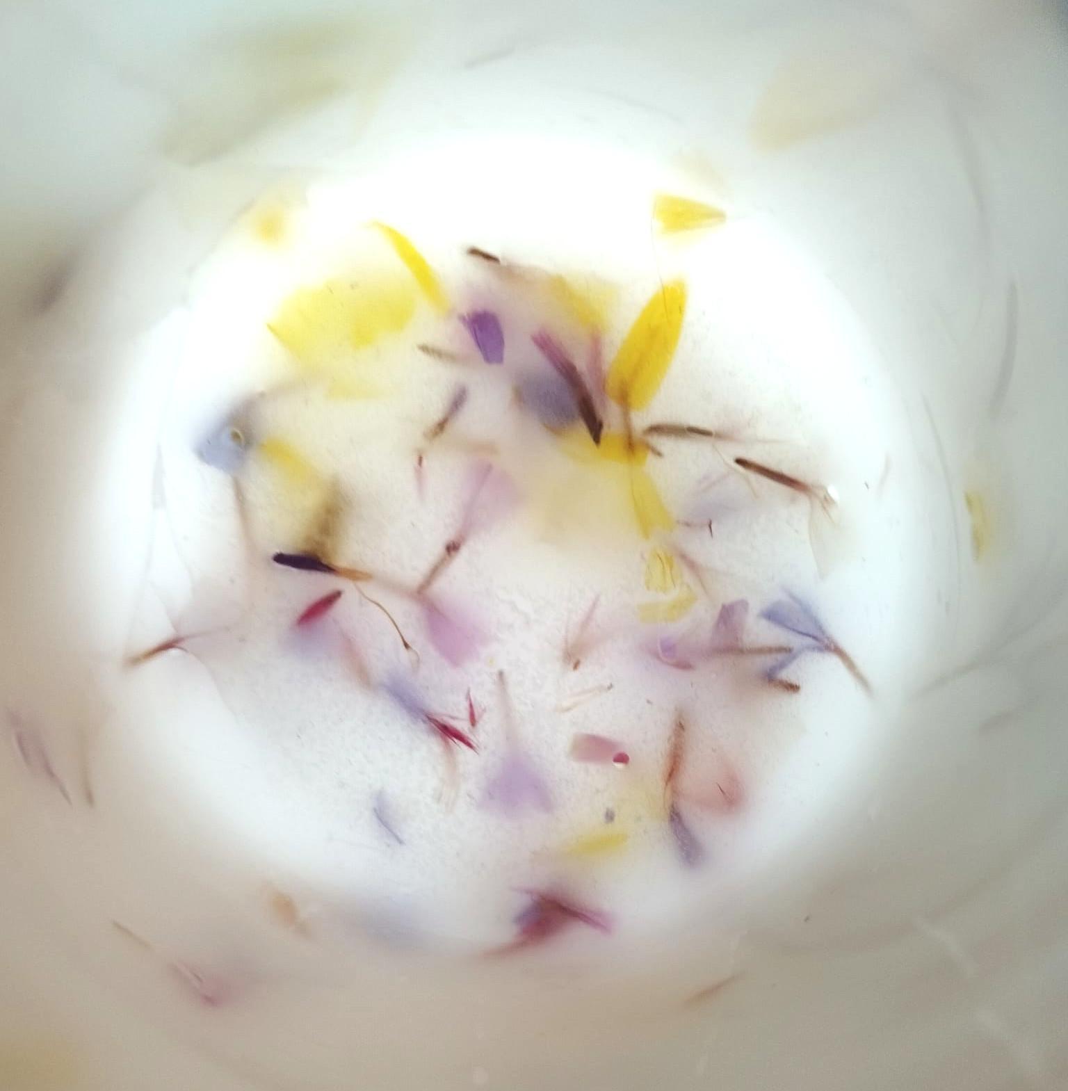 pétales de fleurs séchées cultivées à Eysines (33) dans de la cire de soja