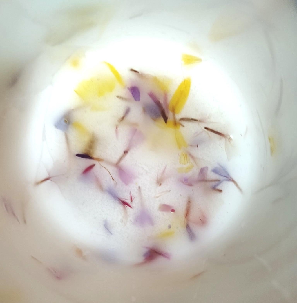 pétales de fleurs séchées cultivées à Eysines (33) dans de la cire de soja