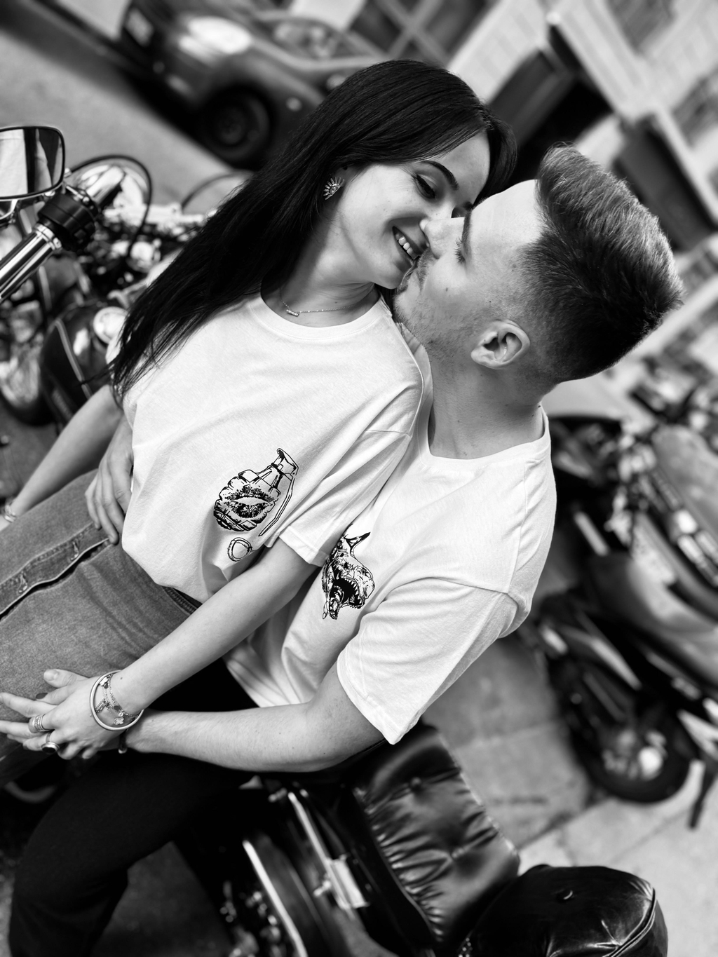 Artisanat - Du trait au textile

Authenticité - Des dessins originaux

Art et Émotion - Chaque pièce porte une intention et une histoire

Exclusivité - Éditions limitées et uniques

Engagement - Durabilité, aucune production de masse, qualité du marquage