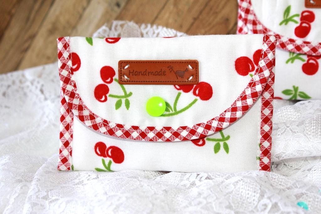 Ajoutez une touche de fantaisie et de charme rétro à votre quotidien avec cette pochette faite main au motif cerises !
Parfaite pour y glisser cartes, petits accessoires, monnaie ou médicaments, elle se glisse facilement dans un sac à main ou une poche.
