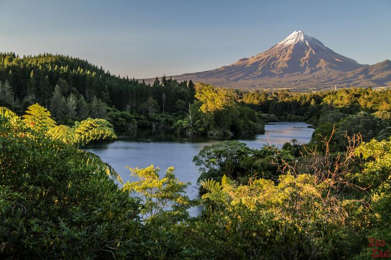 Forêt et lac au abords du Mont Taranaki en Nouvelle-Zelande.