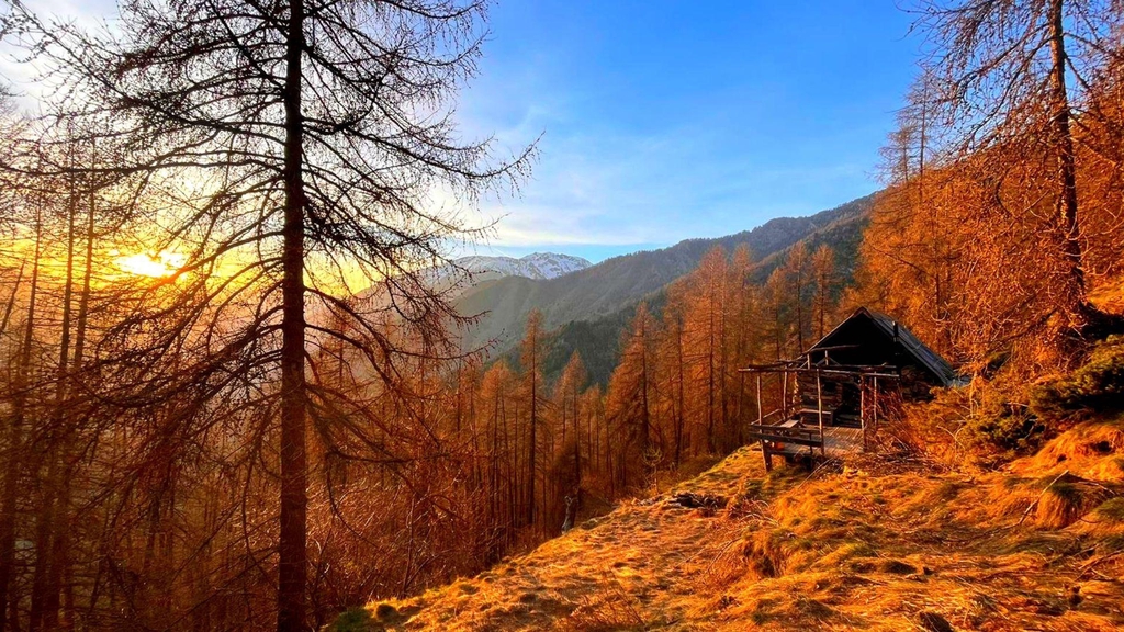 Bergerie montagnarde et couché de soleil Alpin dans les Alpes maritimes à Isola.