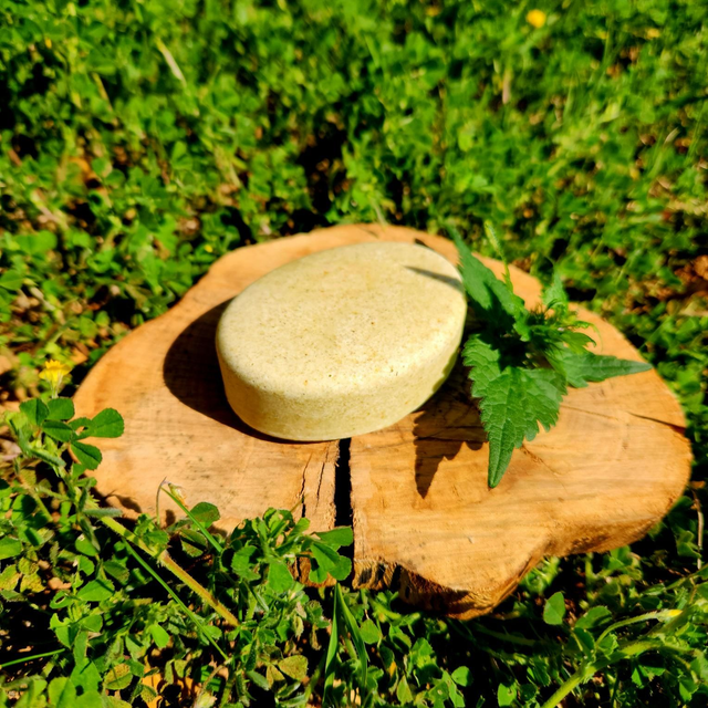 Des shampoings solides naturels, apaisant et fortifiant à l'ortie, la camomille romaine et argile verte