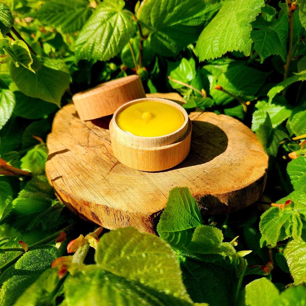 Découvrez notre tout nouveau baume Cœur de Mélèze - Soin Intense enrichit à l'huile précieuse de pépins de Cassis 15 % et Résine de Mélèze 10%