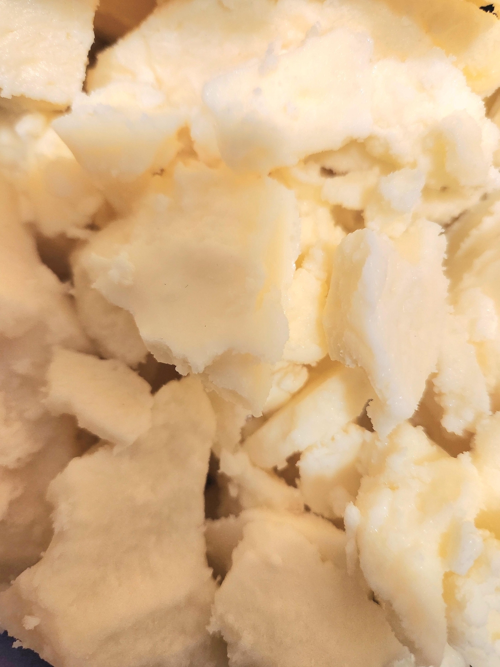 Le suif de bœuf
Spécialement utilisé dans la gamme "Le Gardien", cet ingrédient de savonnerie millénaire provient d'un élévage biologique Français. Une fois purifié et désodorisé à l'ancienne, il permettra de saponifier selon une méthode ancestrale pour vous offrir un produit nourrissant, polyvalent et d'une grande longévité.