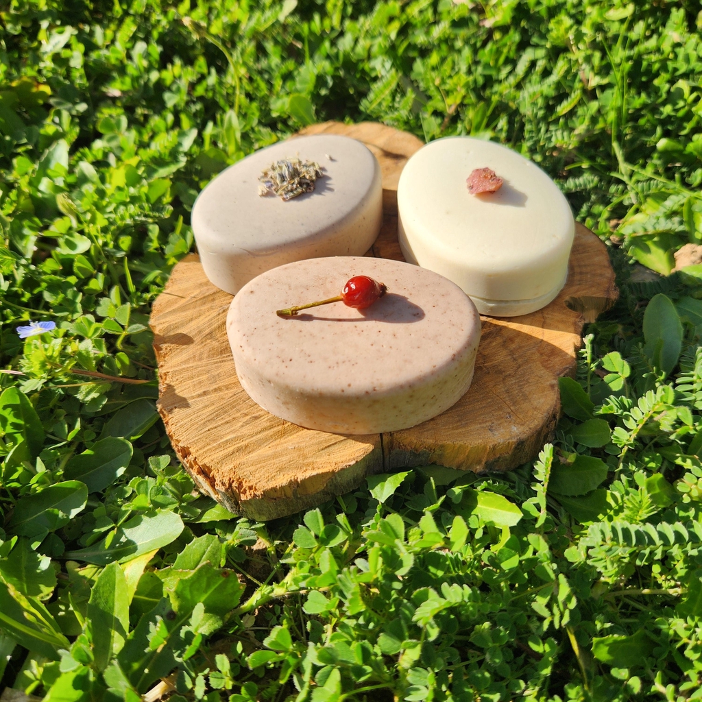 Des savons solides à base de produits locaux 100% naturels. Vous aurez le choix entre doux et nourrissant, moussant, polyvalent et engagé. Pour les peaux sensible, mature, pour le rasage... Une gamme ancré dans les terroirs français vous attend.