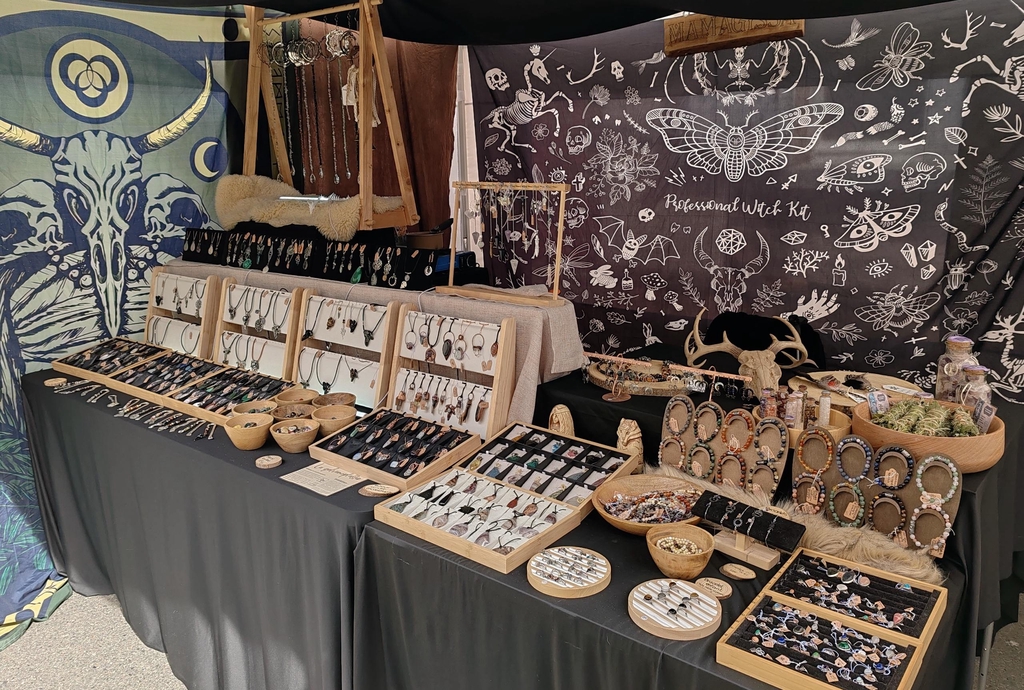 J'oeuvre à produire des talismans, des compagnons d'âme, chacun étant crée en pleine conscience, guidée par la Nature et le cycle de la vie. Chaque pierre est choisie avec soin et transformée avec intention pour guider son futur propriétaire vers une ouverture de sa magie intérieure.

Je crée aussi des marques pages ; des Sun catcher ; des fioles de minéraux, des Spell Jar et des bâtons de fumigation

