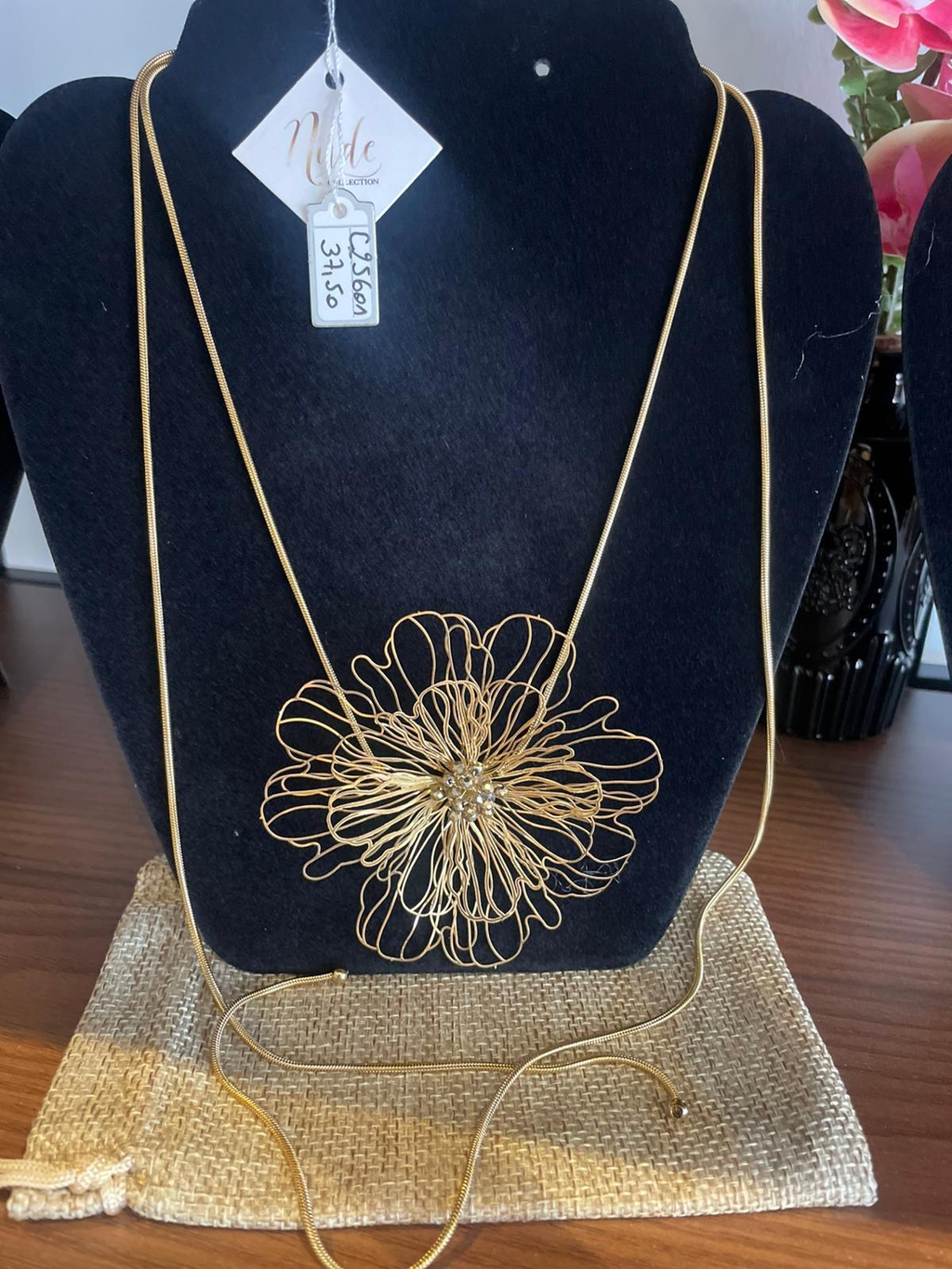 L’élégance moderne et féminine.
Des bijoux délicats, lumineux et intemporels pour sublimer chaque femme.